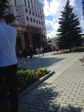 Фото с места происшествия, где сегодня была стрельба в Мособл суде