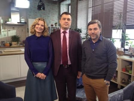 На фотографии адвокат Путилов Игорь, Юля Высоцкая и Джамал.
