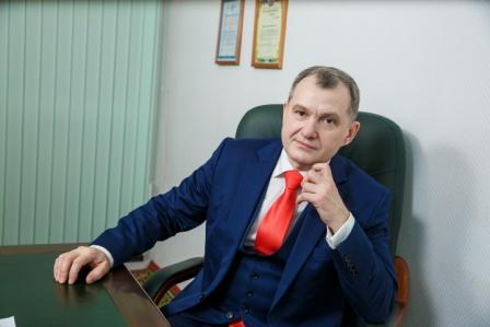 На фотографии опытный адвокат по экономическим преступлениям - Ушаков Юрий Анатольевич